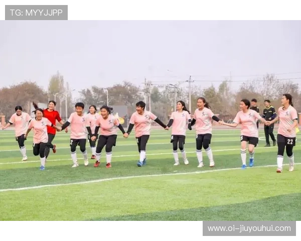 情侣默契守门共逐绿茵梦想的暖心校园青春足球故事篇章温情瞬间集